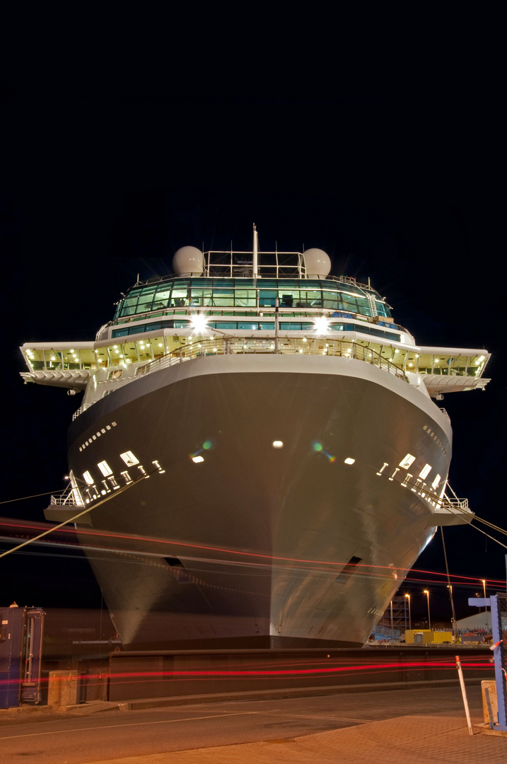 Celebrity Eclipse bei Nacht