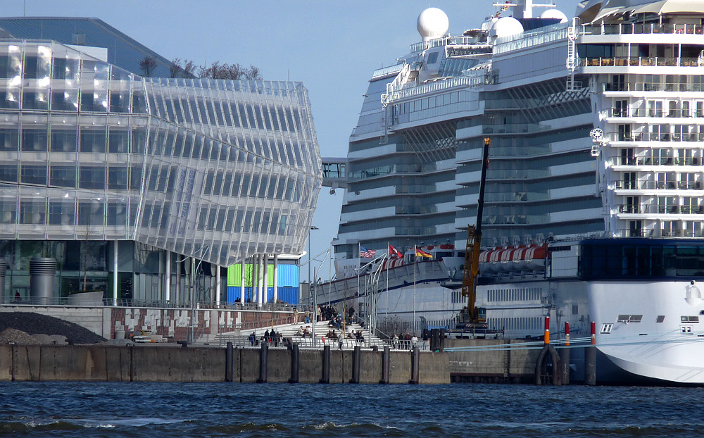 Celebrity Eclipse wartet auf Passagiere,aber niemand steigt  zu:-((