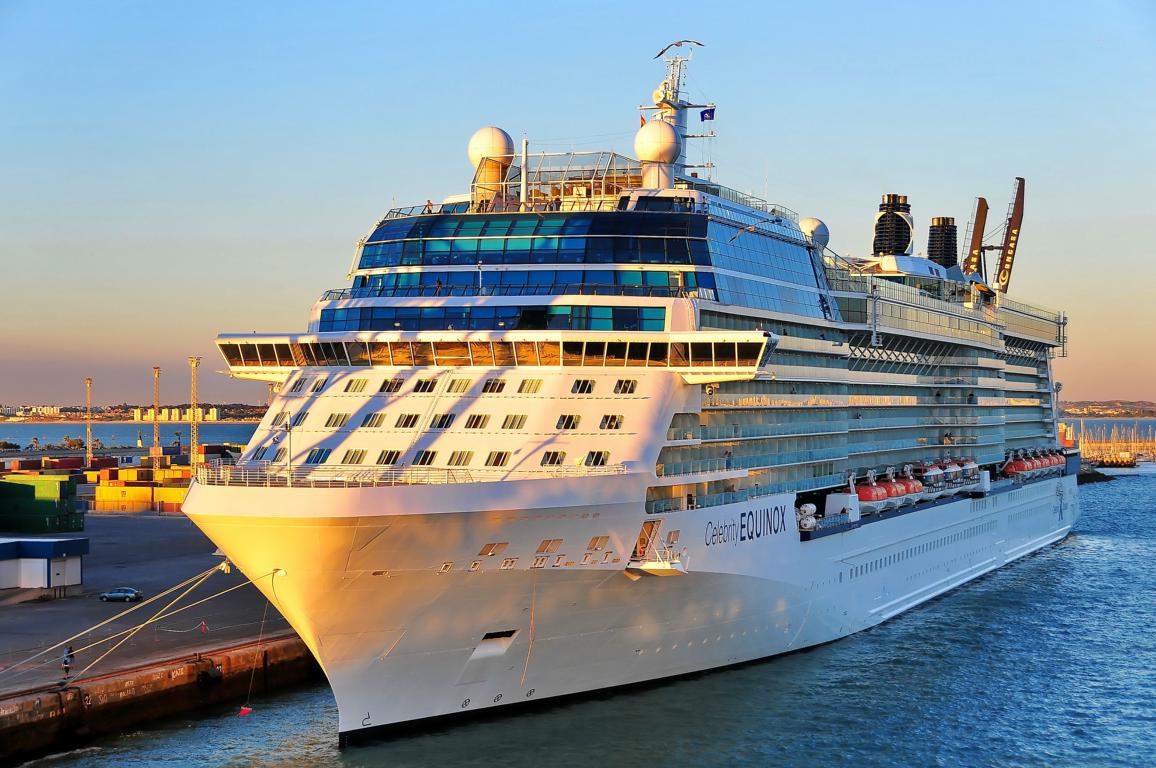 Celebrity Equinox im Hafen von Cadiz