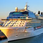 Celebrity Equinox im Hafen von Cadiz