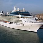 Celebrity Equinox im Hafen von Livorno, Italien