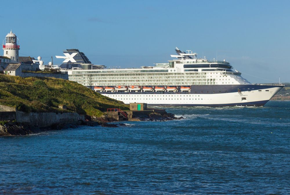 Celebrity Infinity vor Roches Point