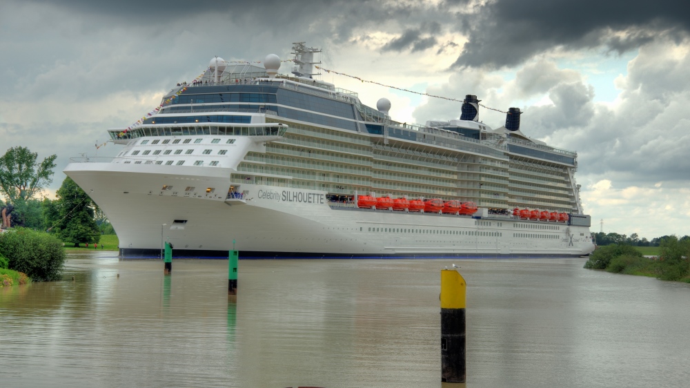 Celebrity Silhouette verlässt Papenburg