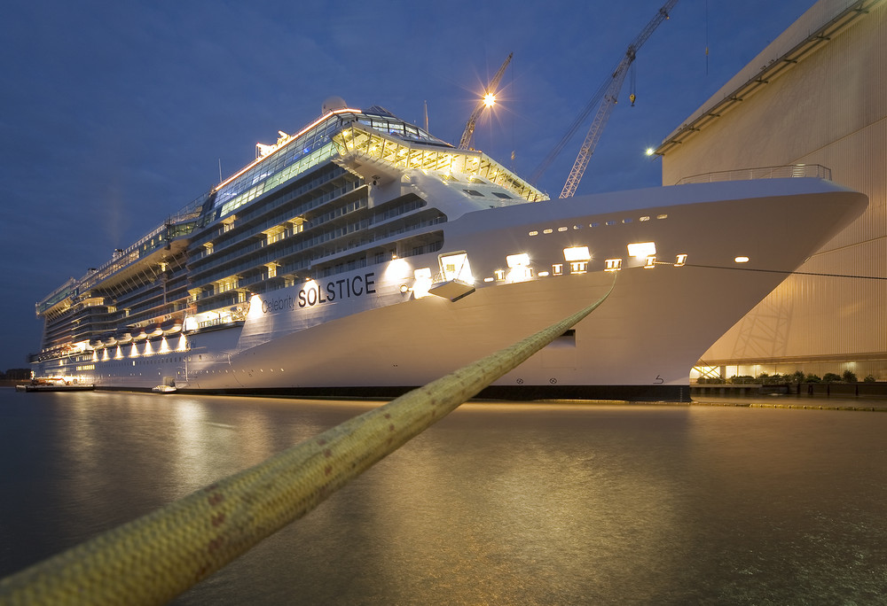 Celebrity Solstice am Ausrüstungskai der Meyer Werft