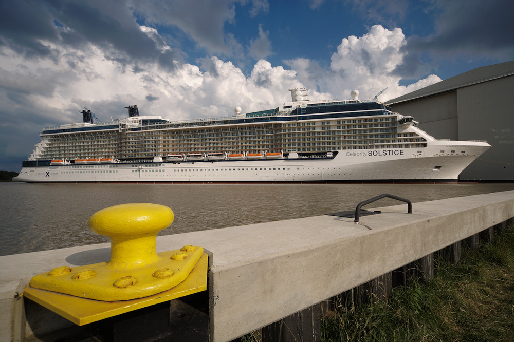 Celebrity Solstice am Ausrüstungskai der Meyer Werft.