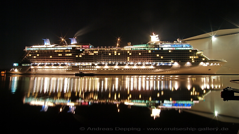 Celebrity Solstice in der Nacht (1)