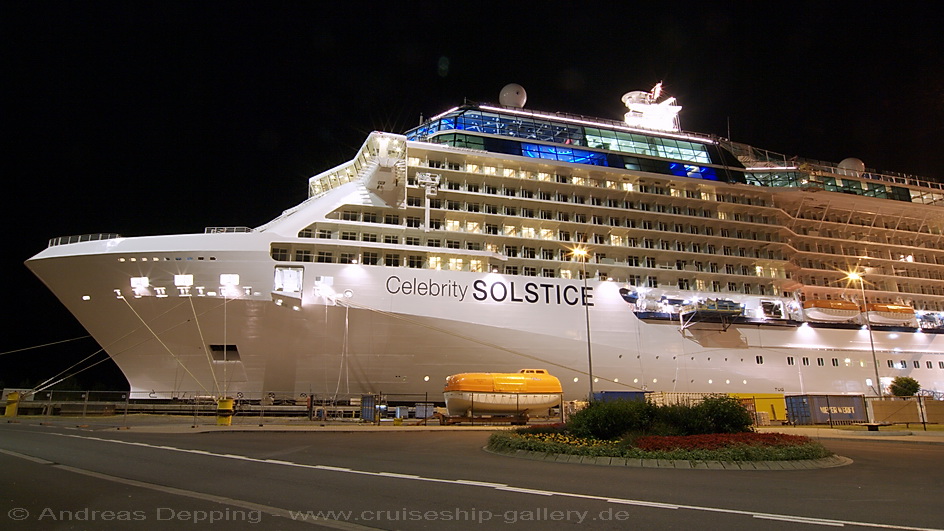 Celebrity Solstice in der Nacht (2)