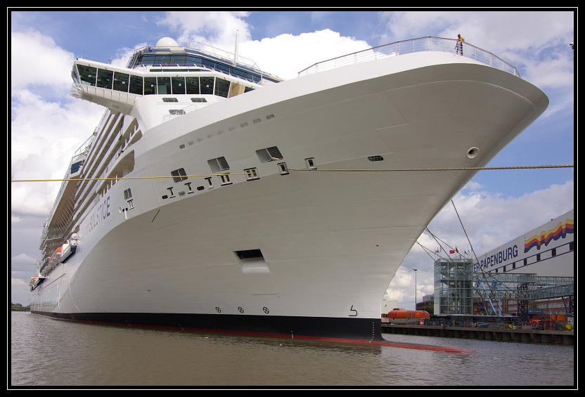 Celebrity Solstice vor der Meyerwerft (2)