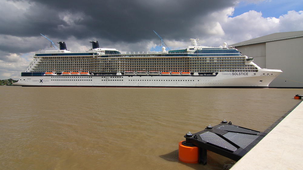 Celebrity Solstice vor der Meyerwerft