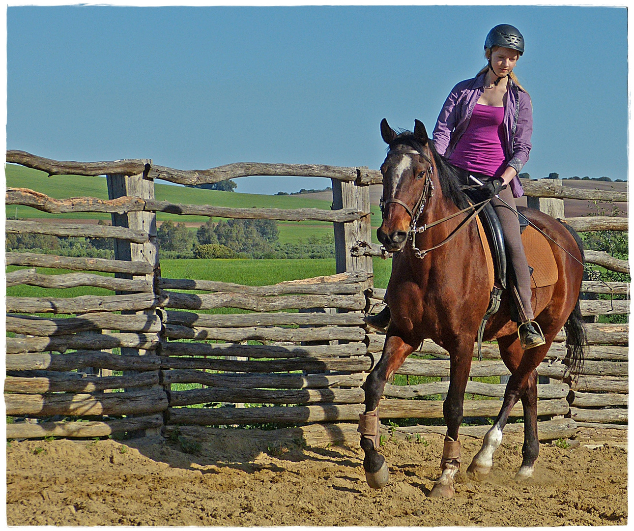 Celina mit Pferd und Schatten