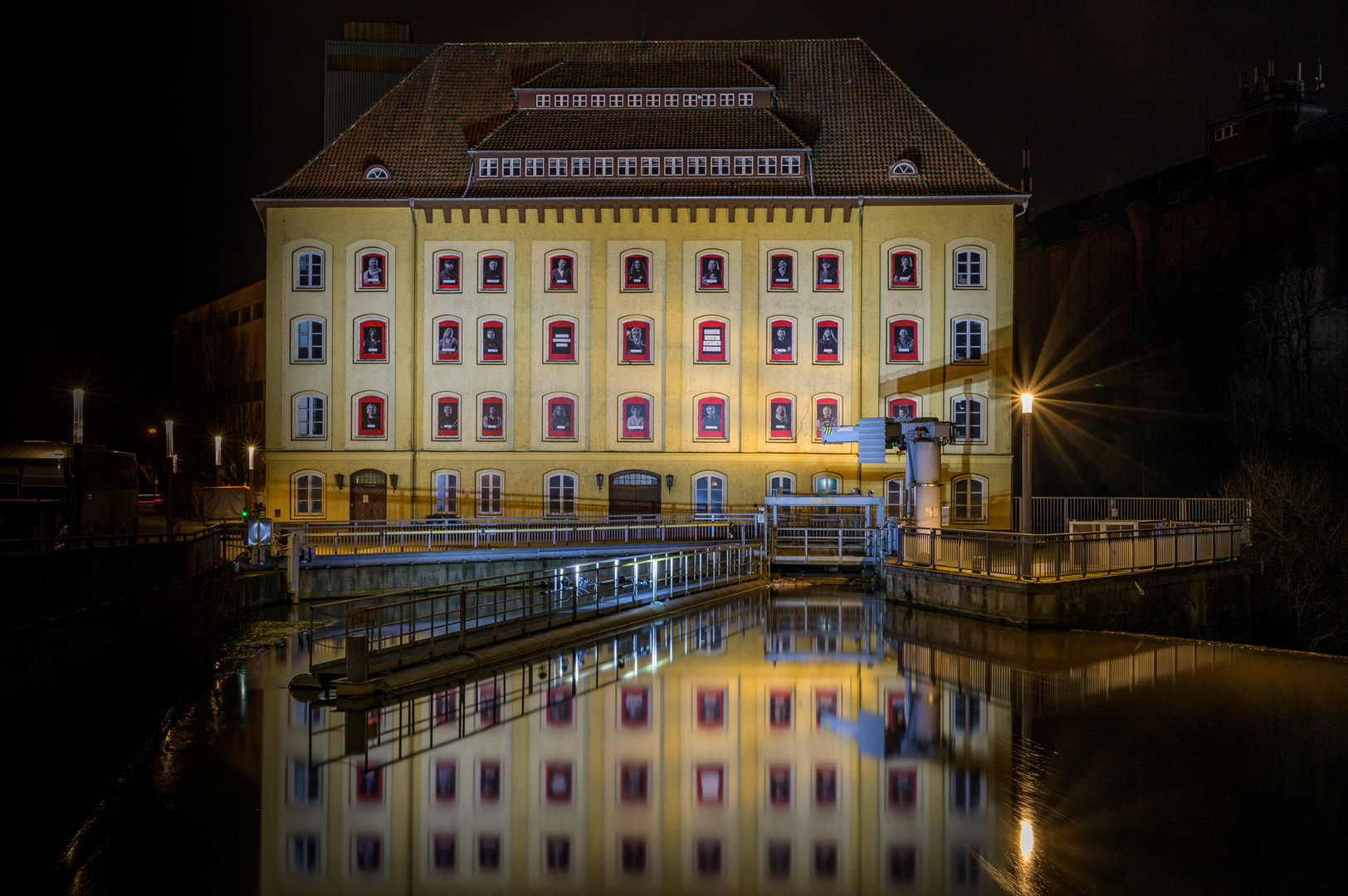 Celler Ratsmühle mit Künstlerfotos im Rahmen der "Kulturgesichter Celle" 1