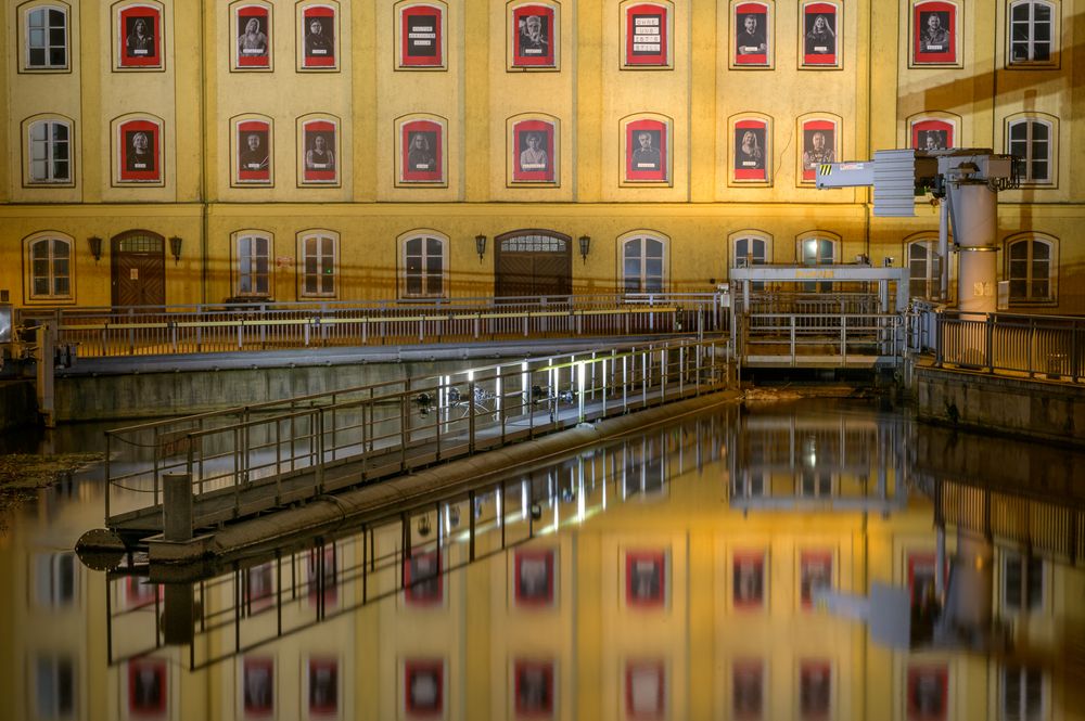 Celler Ratsmühle mit Künstlerfotos im Rahmen der "Kulturgesichter Celle" 2