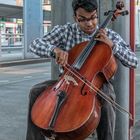 Cellist am Franz-Jonas-Platz, einem stark frequentierten Verkehrsknoten in Wien Floridsdorf.