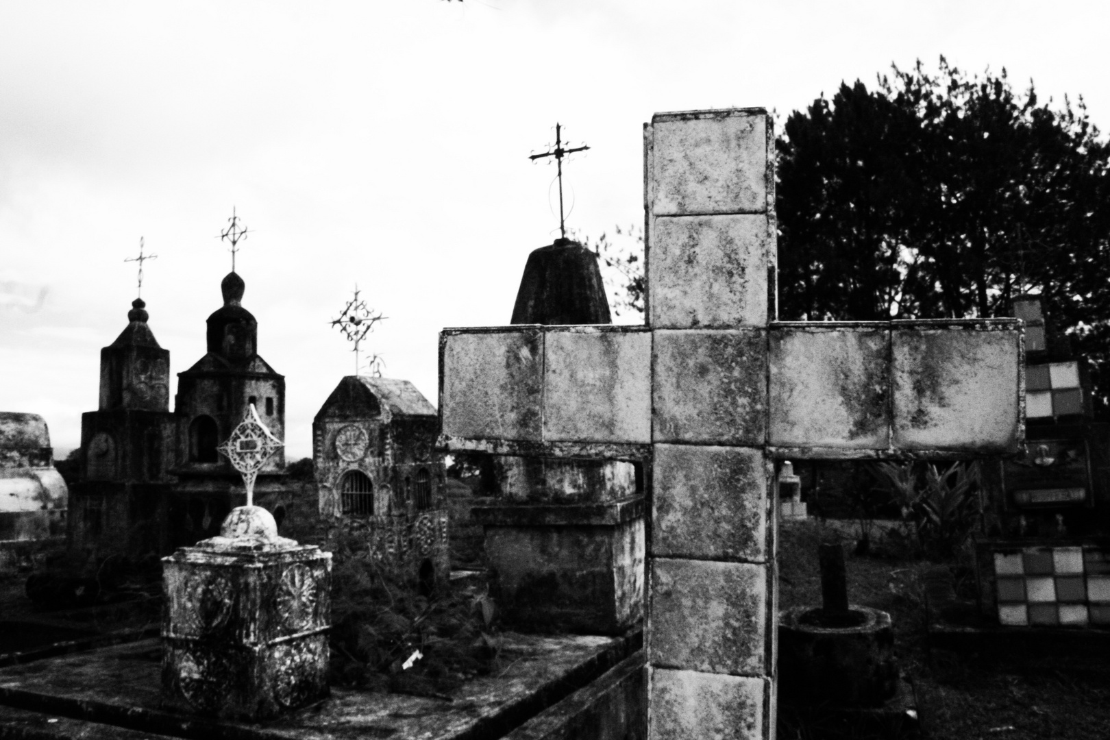 Cementerio en la vía