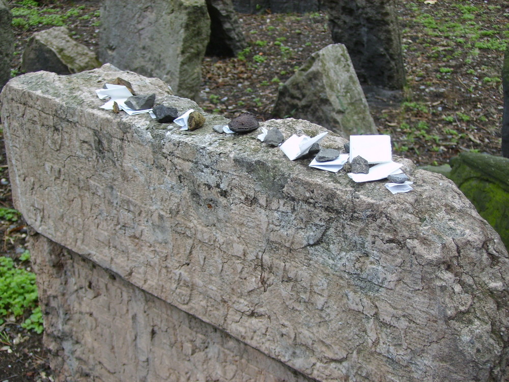 CEMENTERIO JUDIO DE PRAGA.....SIN PALABRAS.....