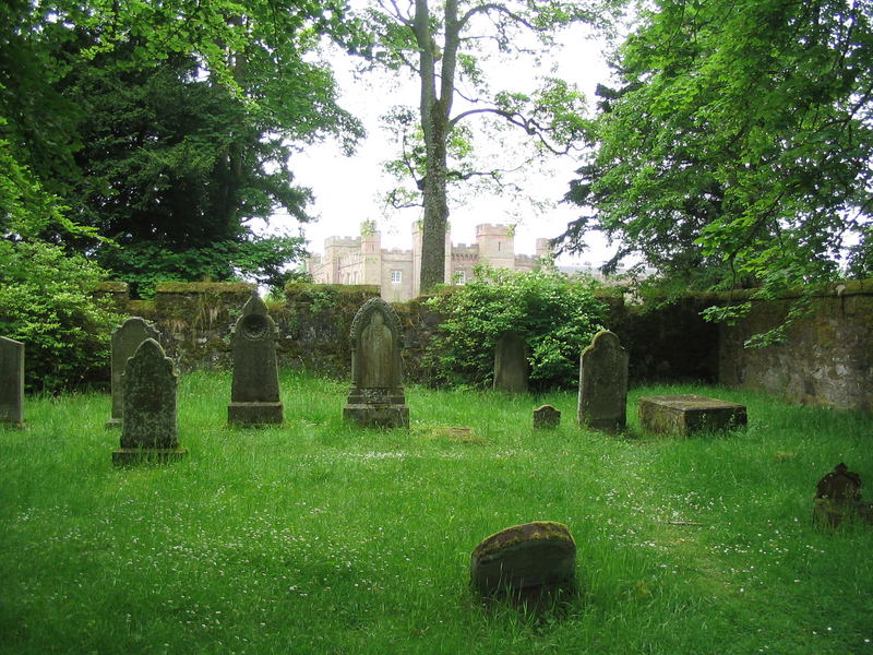 Cemetary of Scone, im Hintergrund Scone Palace (Krönungsstätte schottischer Könige)