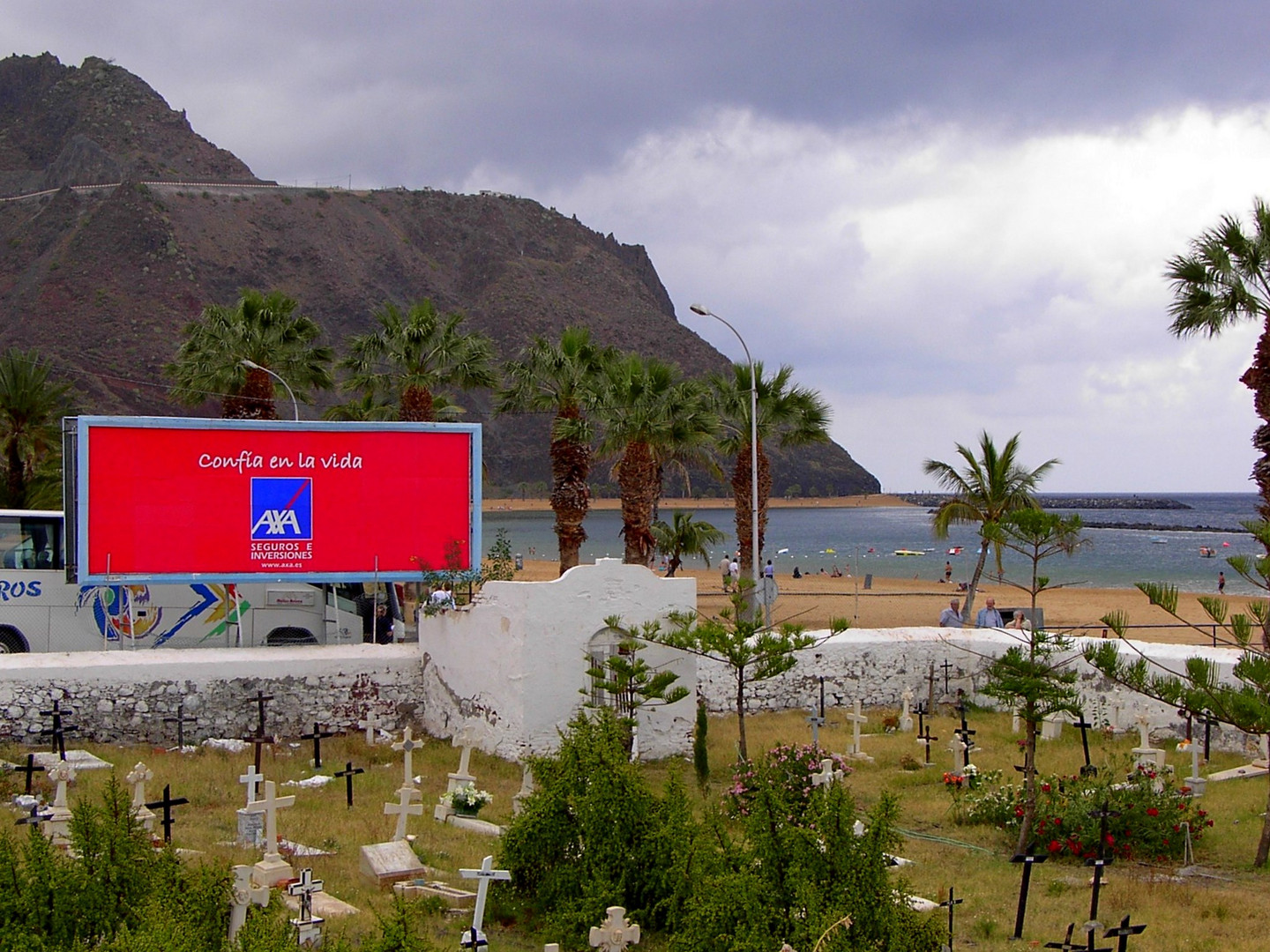 CEMETRY and poster: "Have trust in life" "Confìa en la vida" VERTRAUE DEM LEBEN - life goes on