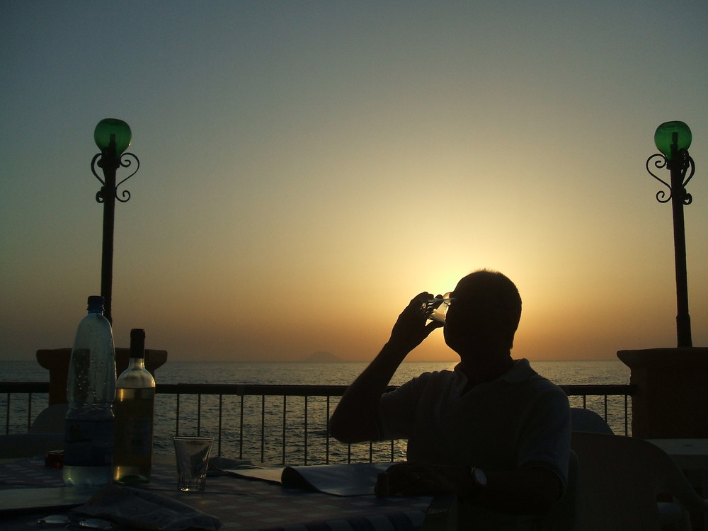 cena con tramonto su Stromboli