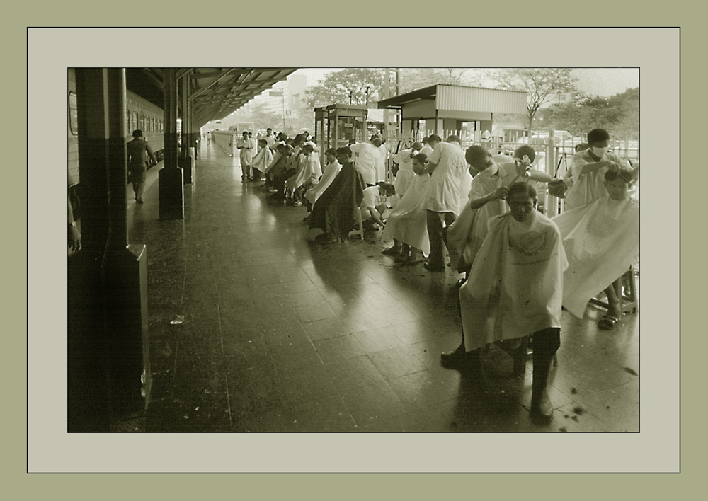 CENTRAL STATION BANGKOK, man beachte die Hand am linken Rand...