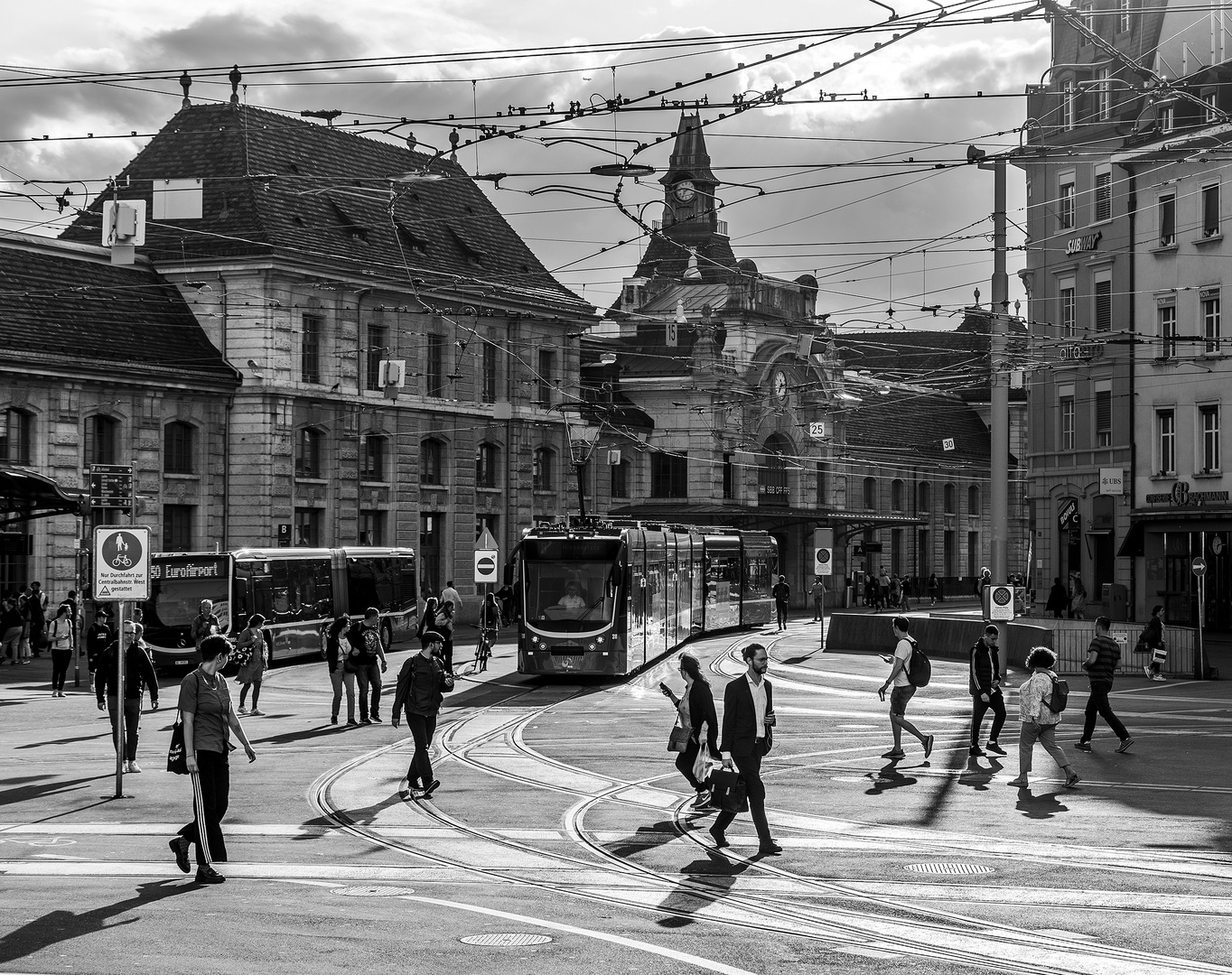 Centralbahnplatz am Abend