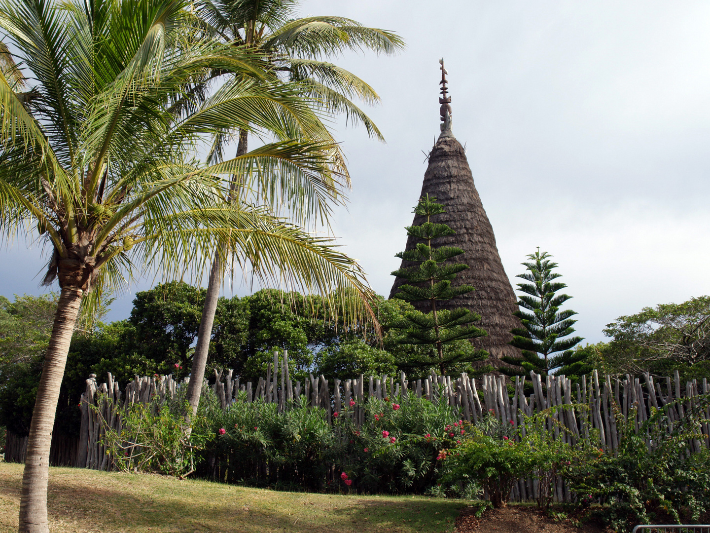 Centre culturel Tchibaou - Clôture et case traditionnelles