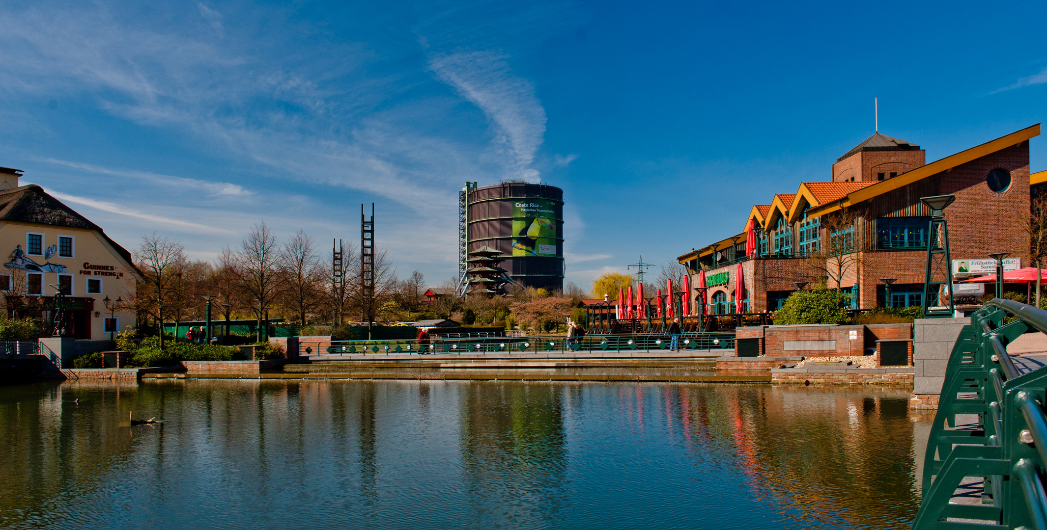 CentrO Oberhausen mit Blick auf Gasometer