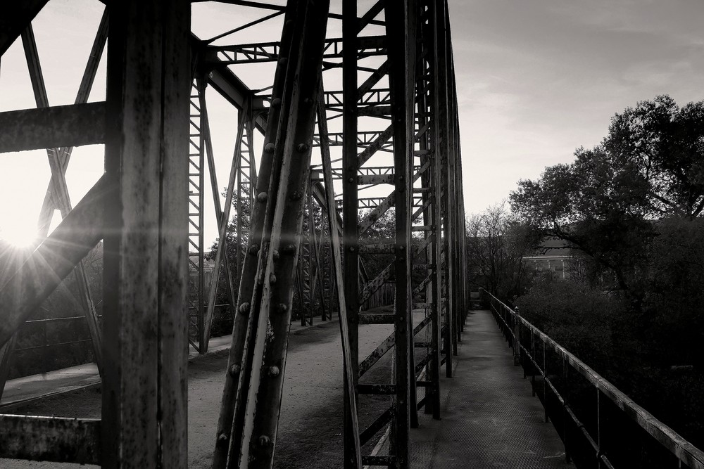 Cerca de Madrid, puente sobre el rio Jarama.