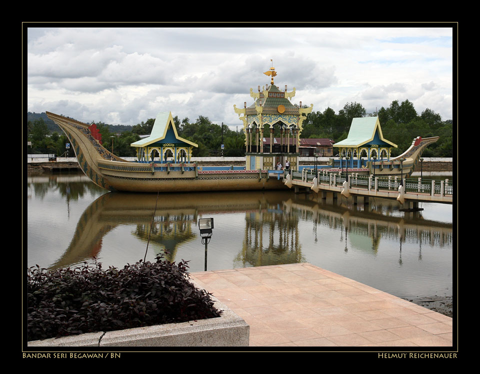 Ceremonial Barge, Masjid Omar Ali Saifuddien, Bandar Seri Begawan / BN