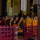 Cérémonie dans un temple bouddhiste du Sichuan.