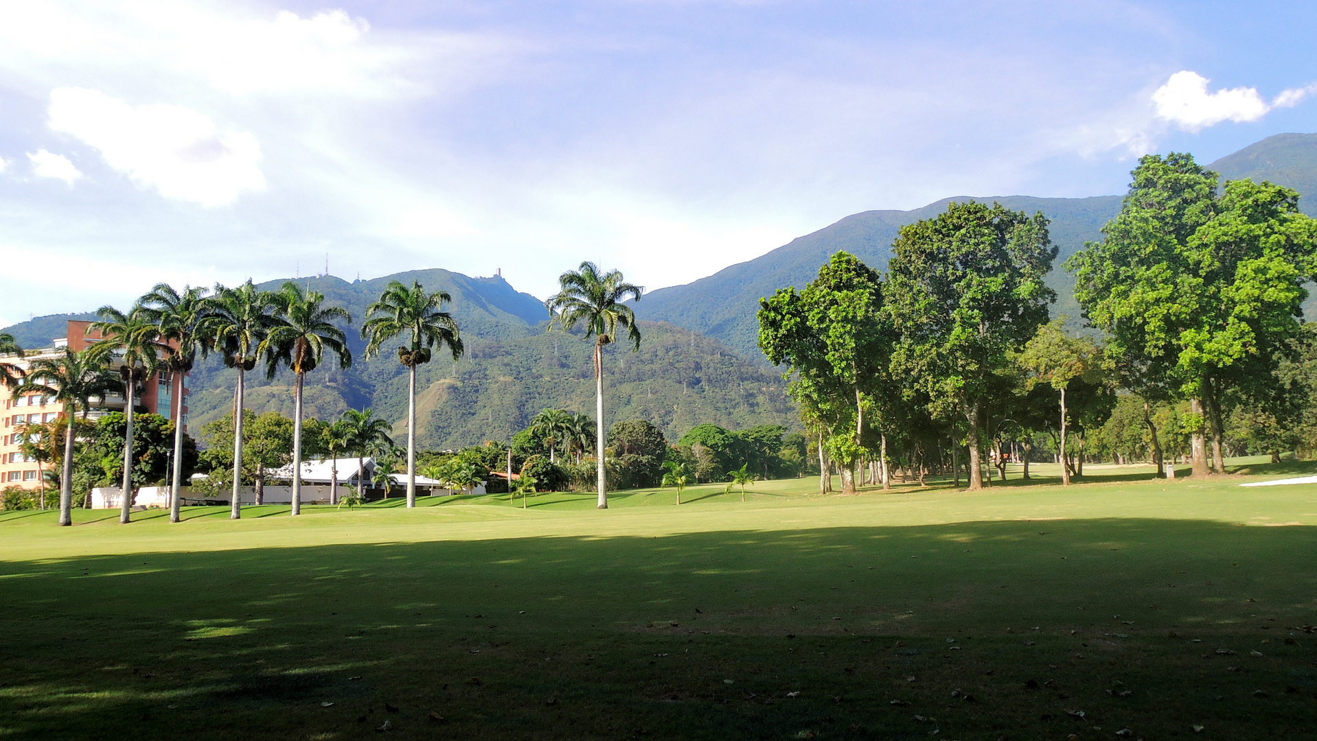 Cerro el Avila desde campos de Golf del Country Club de Caracas.