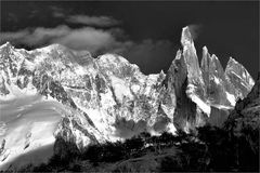 CERRO TORRE IM LICHT