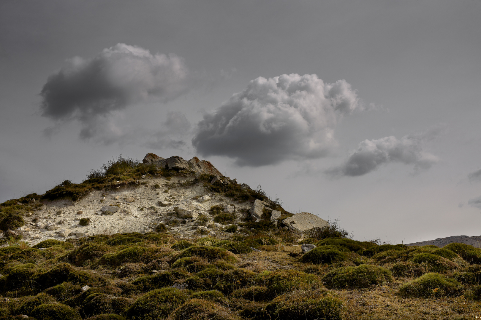 cerros y nubes