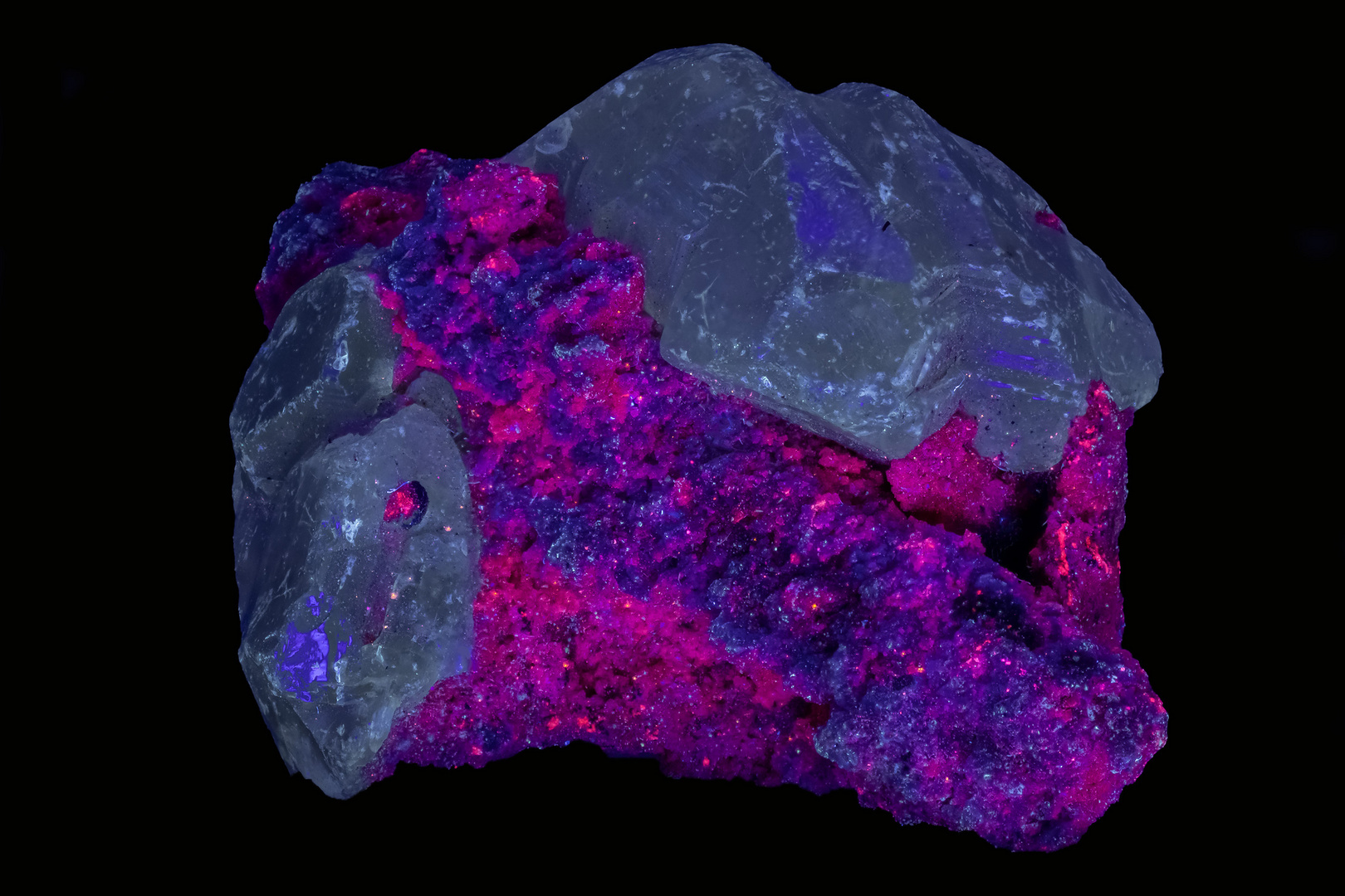 Cerussit in Smithonit (rot) und Limonit mit UV-C (254 nm ) Anregung