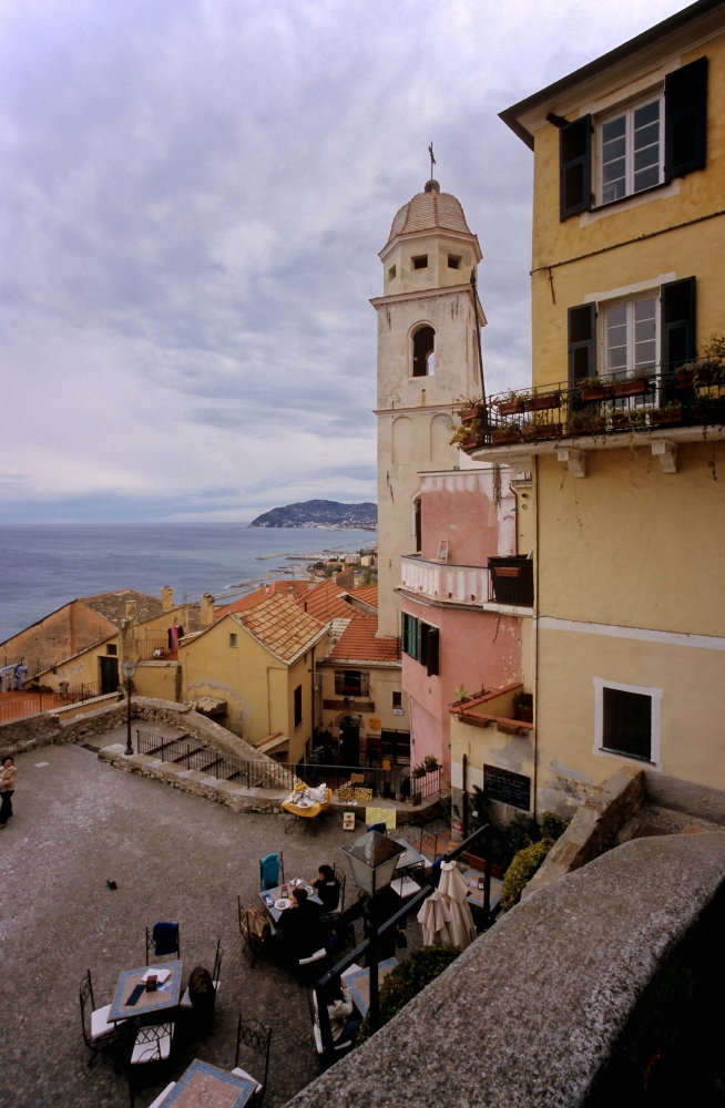 Cervo Ligure, piazzetta della chiesa