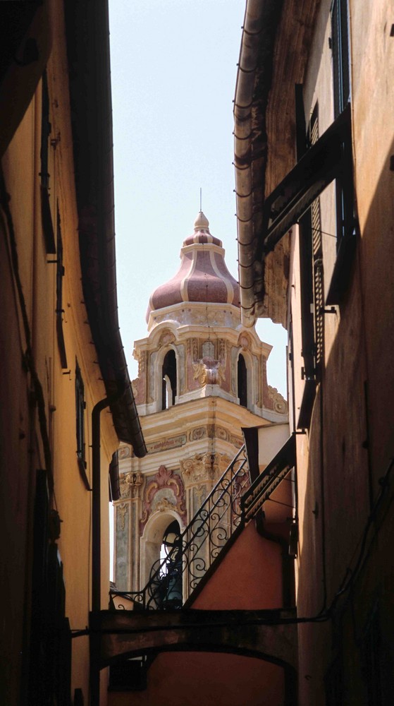 Cervo Ligure, tra i carrugi si profila il campanile