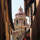 Cervo Ligure, tra i carrugi si profila il campanile