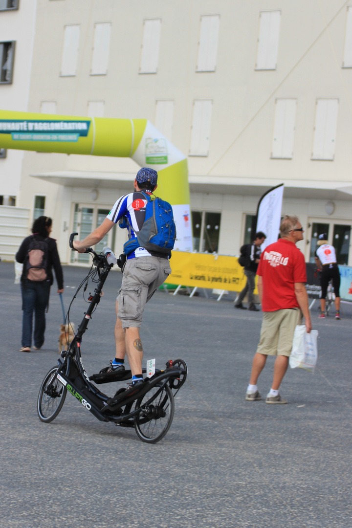 Ces merveilleux fous cyclistes sur leur drôles de machines