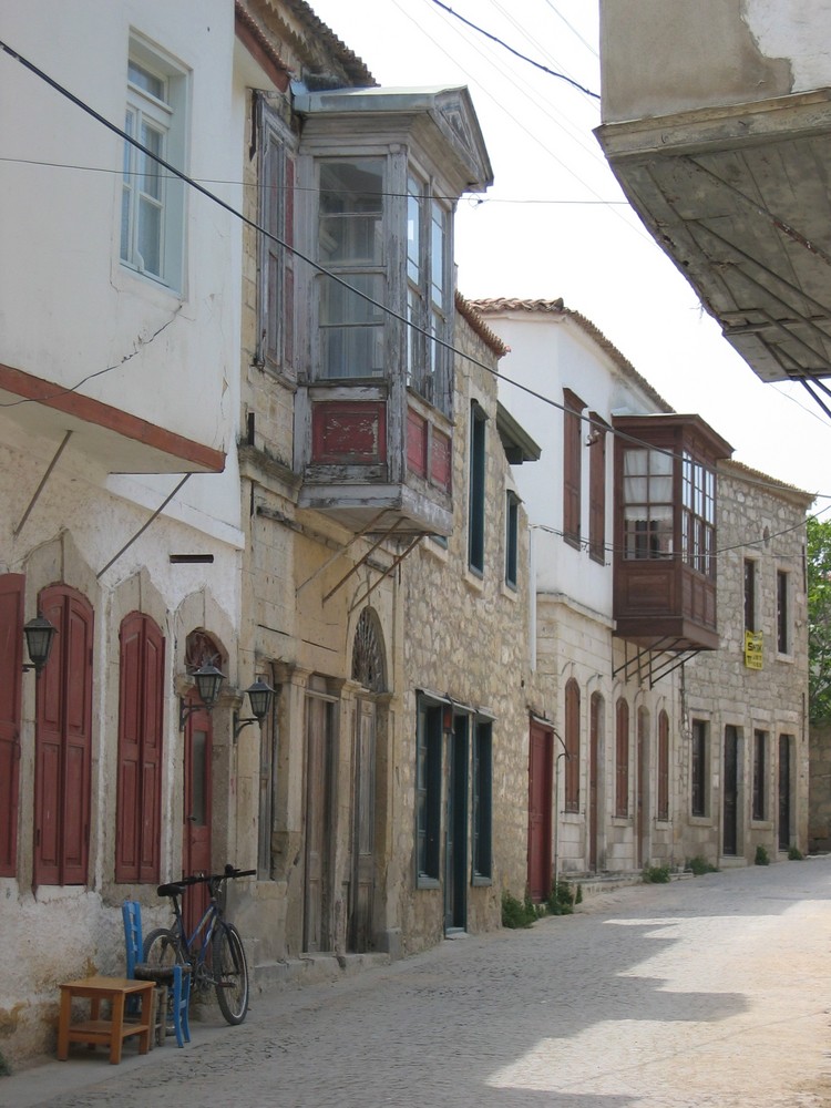 Cesme Alacati`da Nostalji bir Sokak