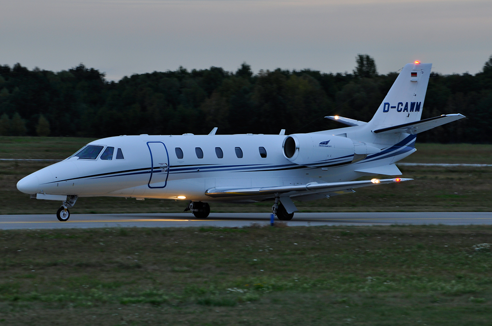 Cessna XLS von Aerowest bei Dunkelheit