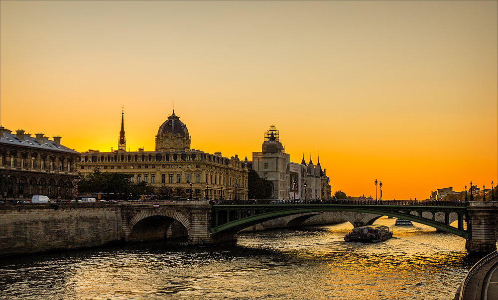 C'est beau Paris la nuit .