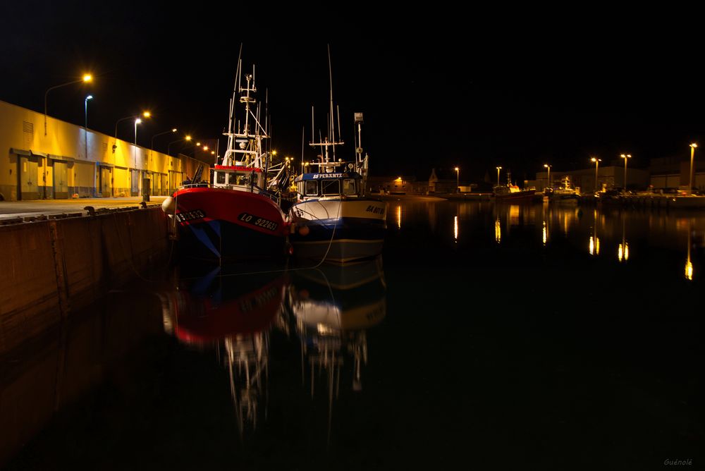 C'est beau un port la nuit