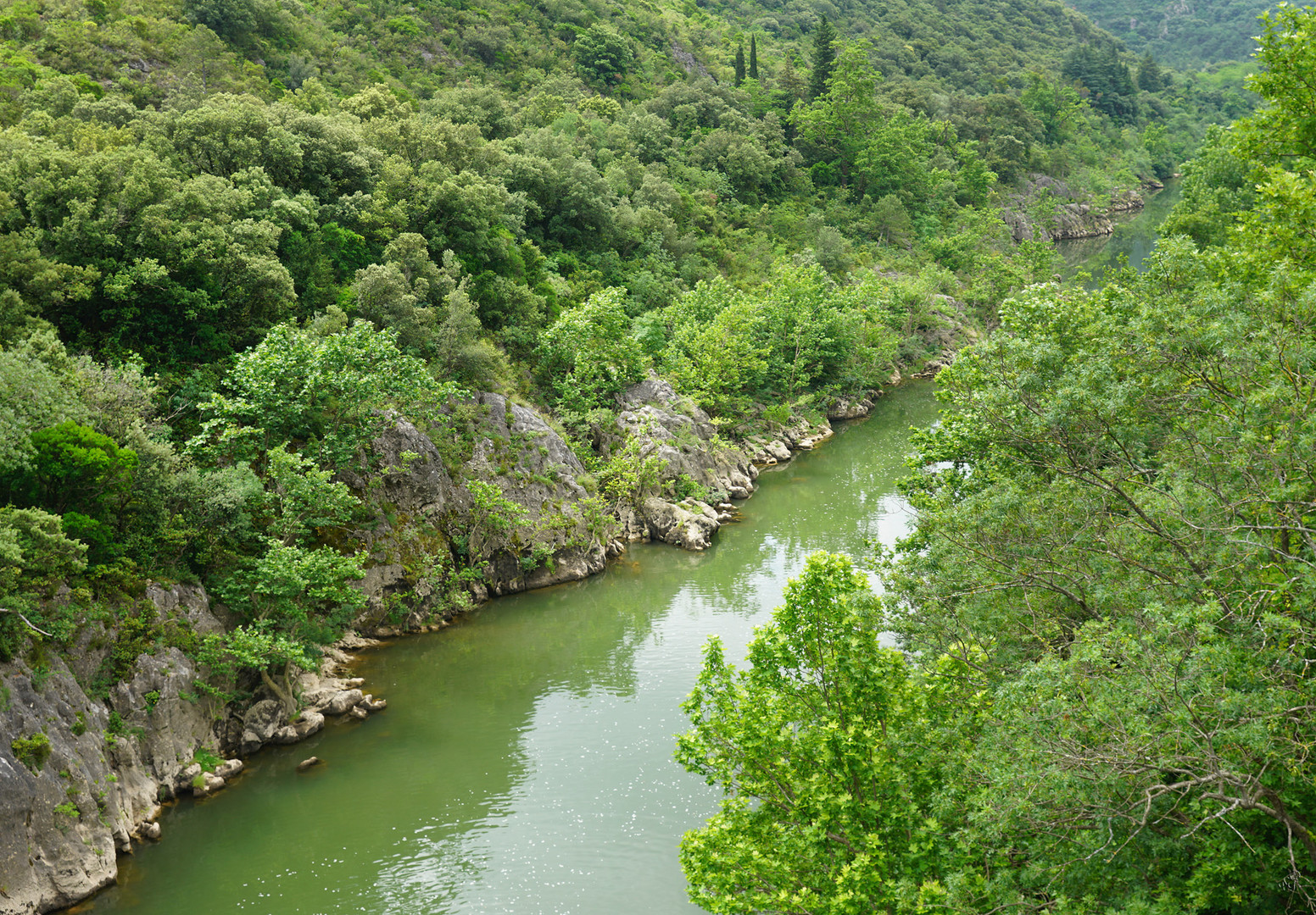 C'est un trou de verdure, ou chante une rivière....