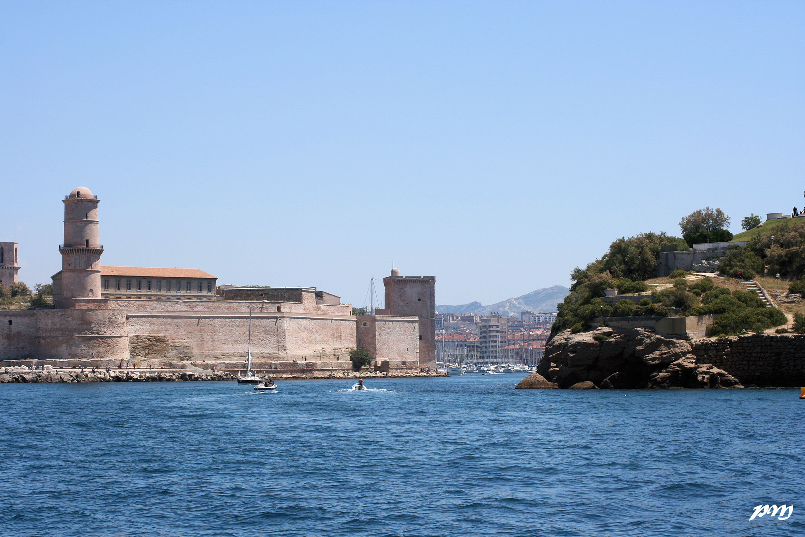 c'est une légende, le port de marseille n'est pas bouché !!!!!!!!!!!!!