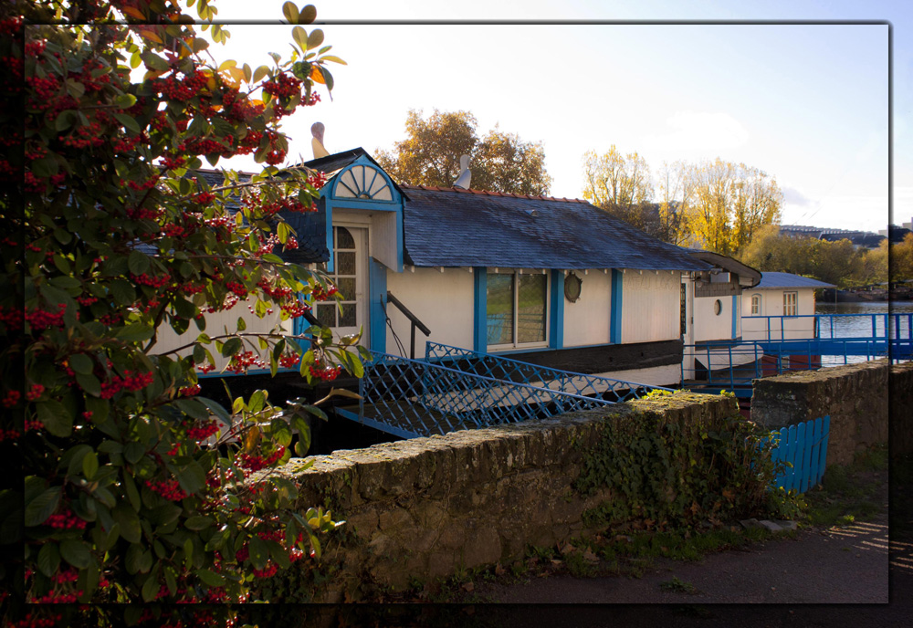 C'est une maison bleue, bien arrimée à la rive, on y vient à pied, on ne frappe pas ....