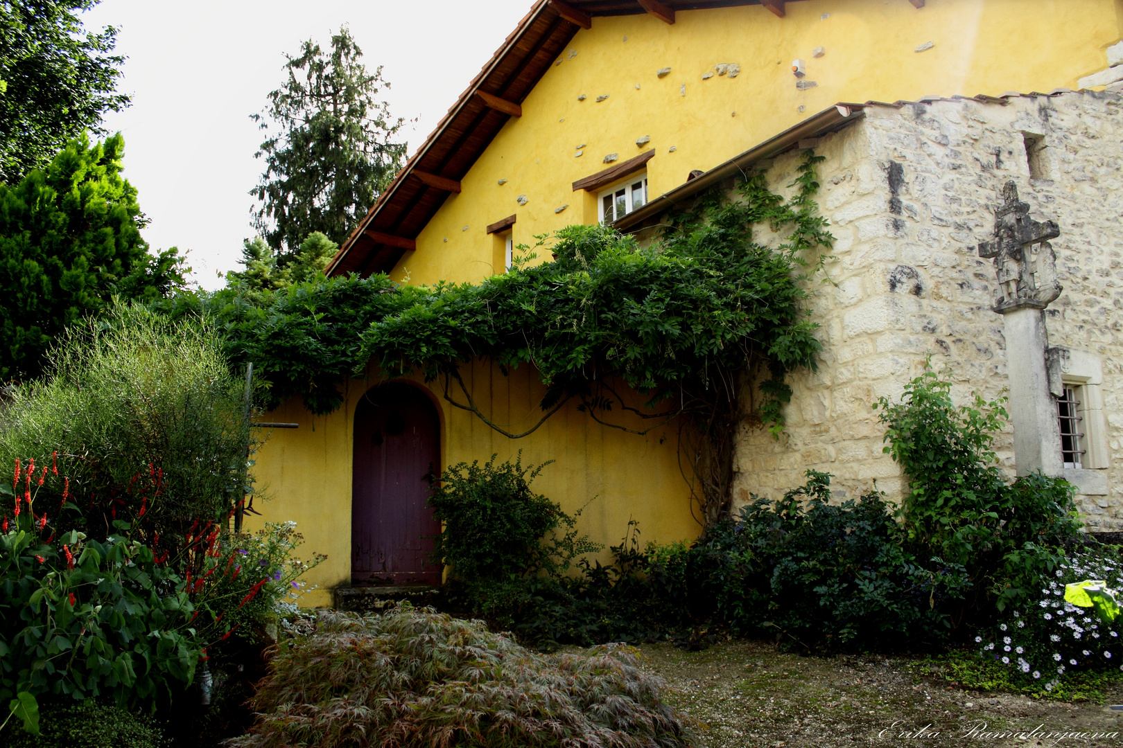 "C'est une maison jaune..."