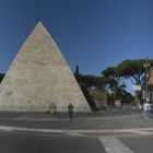 Cestius-Pyramide und der Porta San Paolo in Rom