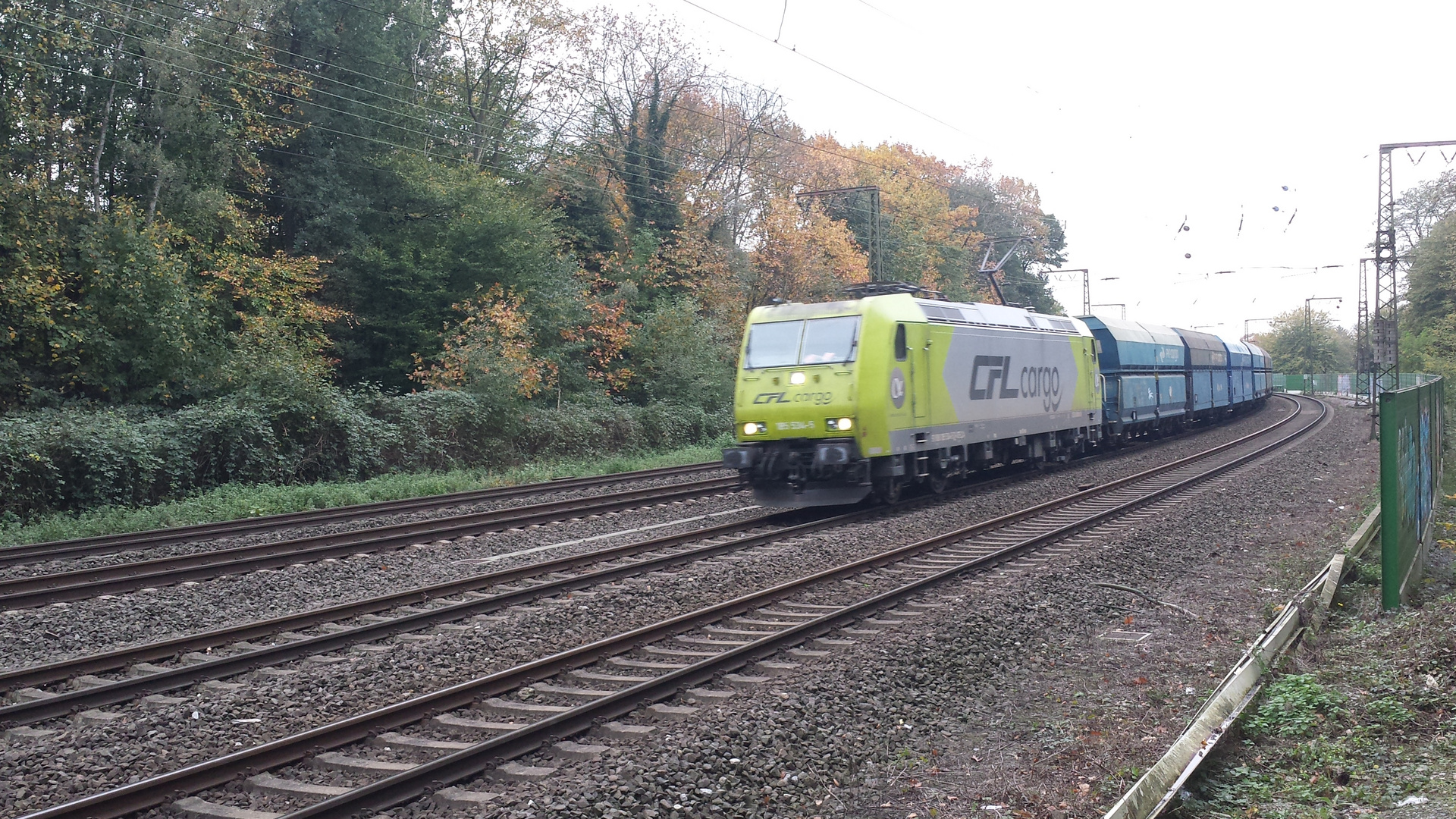 CFL 185 534  am 28.10.2017 mit blauen PKP Falns am Abzweig Duisburg-Lotharstrasse 