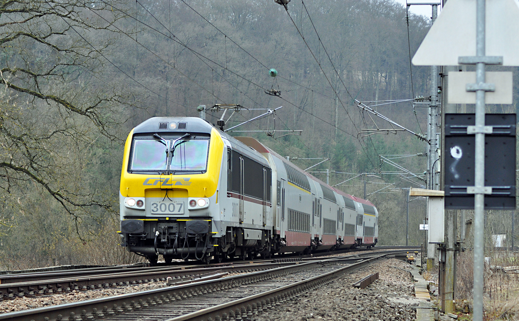 CFL 3007 mit IR 3737 vor Cruchten