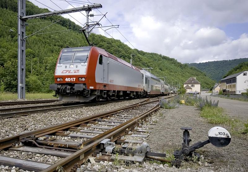 CFL- Baureihe 4000 mit DOSTO-Wagen in Goebelmühle