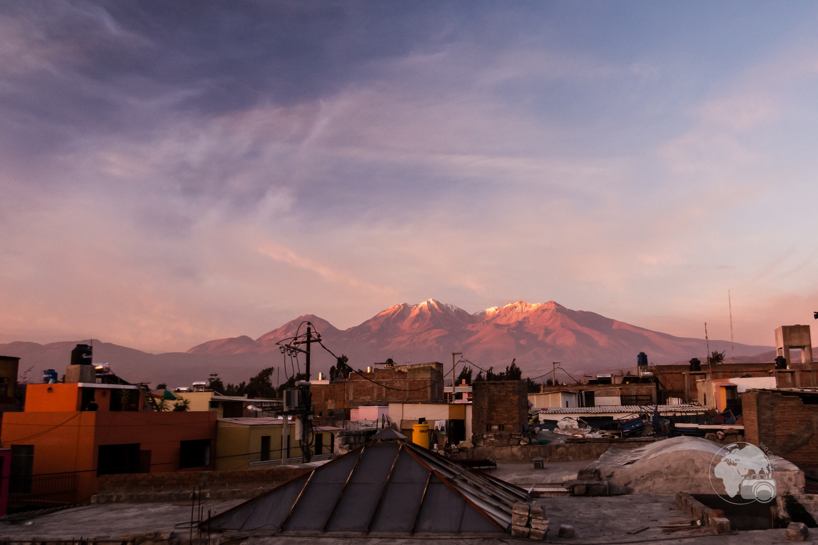 Chachani hinter den Dächern von Arequipa im Abendrot